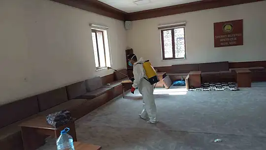 Ekipler tesisleri ilaçlıyor