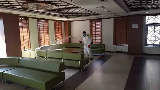 Ekipler tesisleri ilaçlıyor