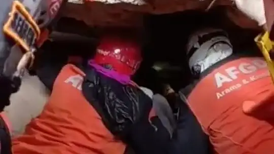 Ekiplere seslenen anne ve kızı enkazdan çıkarıldı