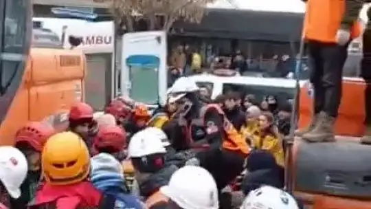 Ekiplere seslenen anne ve kızı enkazdan çıkarıldı