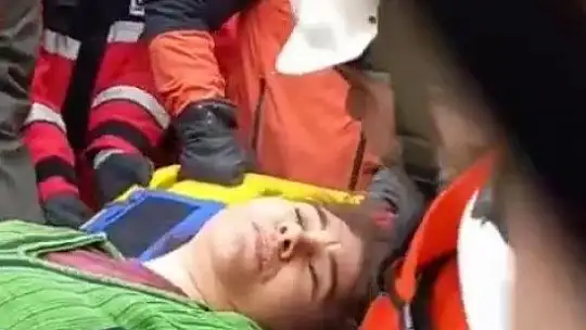 Ekiplere seslenen anne ve kızı enkazdan çıkarıldı