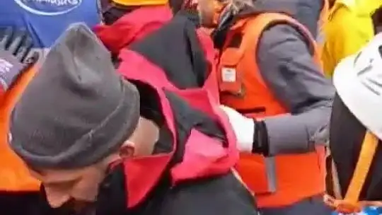 Ekiplere seslenen anne ve kızı enkazdan çıkarıldı