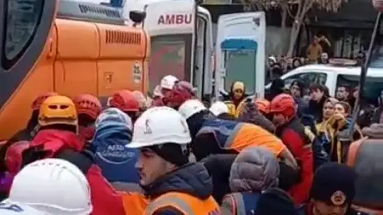 Ekiplere seslenen anne ve kızı enkazdan çıkarıldı