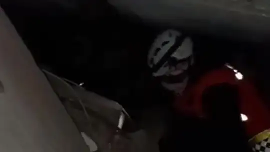 Ekiplere seslenen anne ve kızı enkazdan çıkarıldı