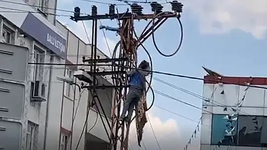 Arızayı gidermeye çalışan işçi elektrik akımına kapıldı