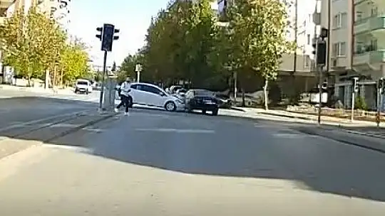 Elektrik kesilince trafik ışığı devre dışı kaldı, kaza kaçınılmaz oldu