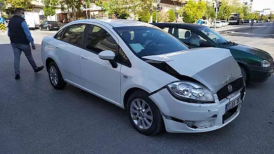 Elektrik kesilince trafik ışığı devre dışı kaldı, kaza kaçınılmaz oldu