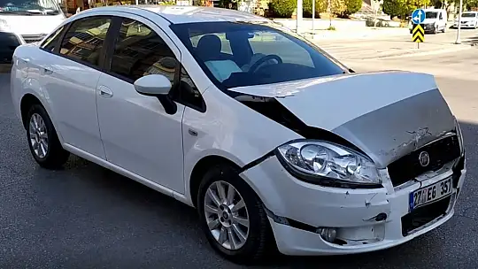 Elektrik kesilince trafik ışığı devre dışı kaldı, kaza kaçınılmaz oldu