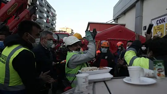 3 yaşındaki Elif bebek enkazın altından sağ çıkarıldı
