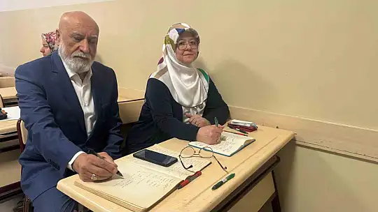 Emekli çiftin İngilizce tutkusu 'öğrenmenin yaşı yok' dedirtiyor