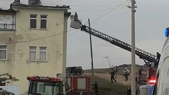 Emet'te çatı yangını korkuttu