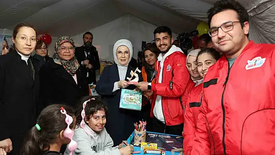 Emine Erdoğan, BM Habitat İcra Direktörü Sharif ile deprem bölgesine gitti