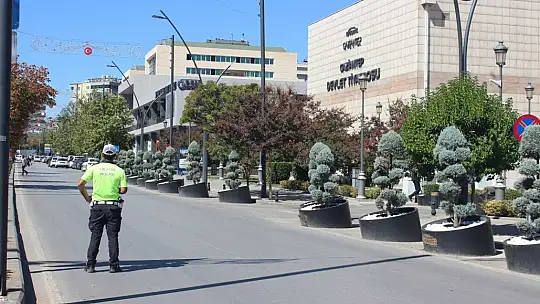 Emniyet Müdürlüğü yakınlarında bomba paniği