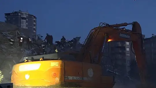 Emre Apartmanı'nda arama kurtarma çalışmaları 38. saatinde