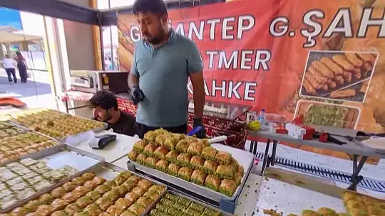 En hızlı baklava yeme yarışmasında birinci oldu: Bir tepsi baklavayı kaptı
