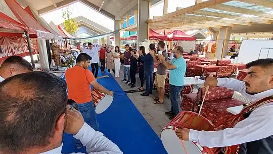 En hızlı baklava yeme yarışmasında birinci oldu: Bir tepsi baklavayı kaptı