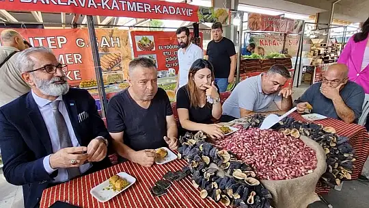 En hızlı baklava yeme yarışmasında birinci oldu: Bir tepsi baklavayı kaptı