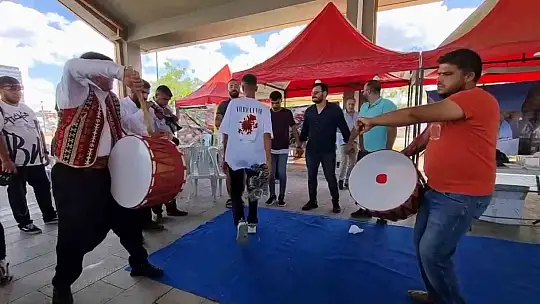 En hızlı baklava yeme yarışmasında birinci oldu: Bir tepsi baklavayı kaptı