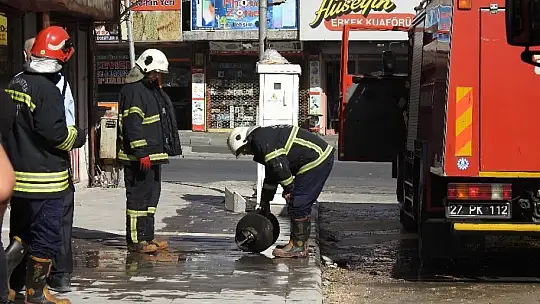 Çay demlerken tüpte unutulan demlik yangına neden oldu