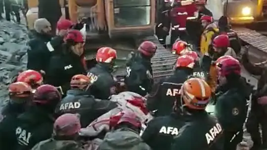 Enkaz altındaki kadın 99'uncu saatte kurtarıldı
