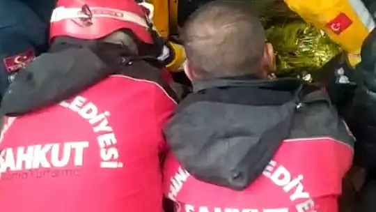 Enkaz altındaki kadını 105'inci saatte ŞAHKUT ekipleri kurtardı