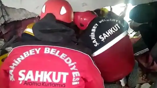 Enkaz altındaki kadını 105'inci saatte ŞAHKUT ekipleri kurtardı