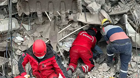 Enkaz altındaki kadını 105'inci saatte ŞAHKUT ekipleri kurtardı