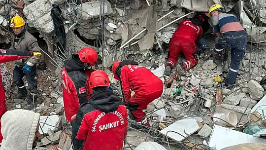 Enkaz altındaki kadını 105'inci saatte ŞAHKUT ekipleri kurtardı