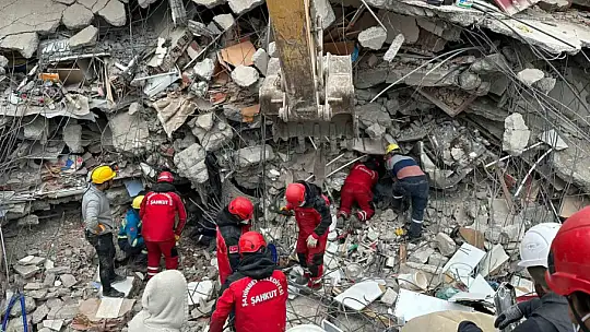 Enkaz altındaki kadını 105'inci saatte ŞAHKUT ekipleri kurtardı