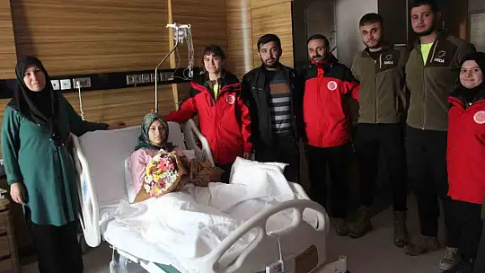 Enkaz altından 13'üncü saatte çıkarılan Hatice ile kurtarma ekibinin duygusal buluşması