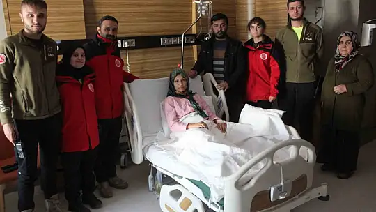 Enkaz altından 13'üncü saatte çıkarılan Hatice ile kurtarma ekibinin duygusal buluşması
