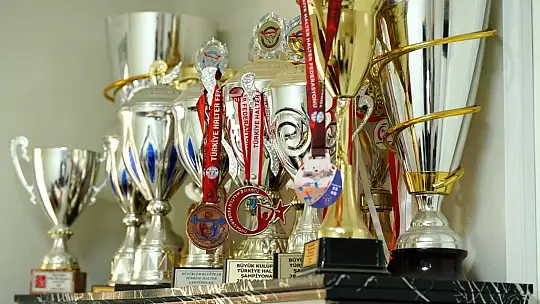 Enkaz altından şampiyonluğa