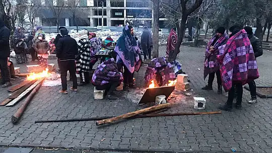 Enkaz bölgesinde ateş başında sabahladılar