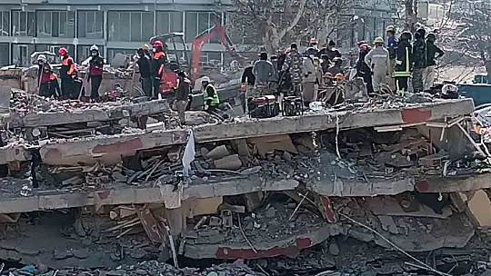 Enkaza dönen apartmanın 7 ayrı noktasında arama kurtarma çalışması yapılıyor