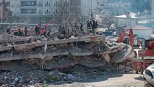 Enkaza dönen apartmanın 7 ayrı noktasında arama kurtarma çalışması yapılıyor