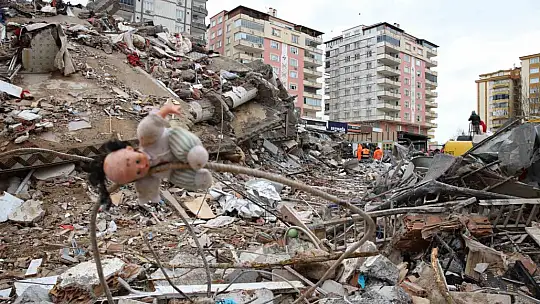Enkazda dram...Yıkılmış bina enkazı arasındaki bebek oyuncakları yürek dağladı