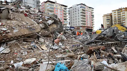 Enkazda dram...Yıkılmış bina enkazı arasındaki bebek oyuncakları yürek dağladı