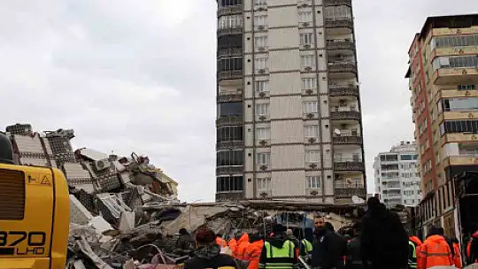Enkazda dram...Yıkılmış bina enkazı arasındaki bebek oyuncakları yürek dağladı
