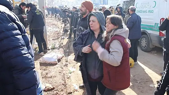 Enkazda iki kardeş ve babalarının yaşam umudu: Üç kez duvara vurdular