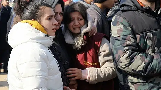Enkazda iki kardeş ve babalarının yaşam umudu: Üç kez duvara vurdular