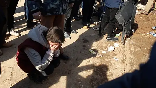 Enkazda iki kardeş ve babalarının yaşam umudu: Üç kez duvara vurdular