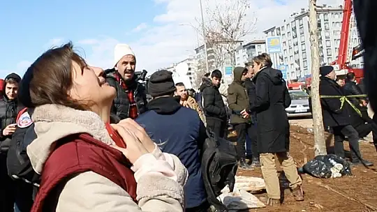 Enkazda iki kardeş ve babalarının yaşam umudu: Üç kez duvara vurdular