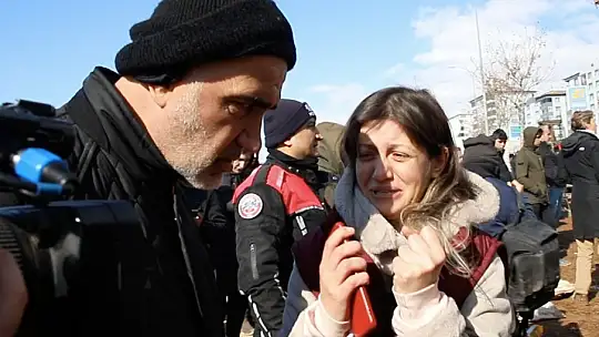 Enkazda iki kardeş ve babalarının yaşam umudu: Üç kez duvara vurdular