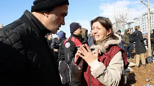 Enkazda iki kardeş ve babalarının yaşam umudu: Üç kez duvara vurdular