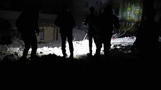 Enkazdan ''çığlık geldi'' ihbarı polisleri harekete geçirdi