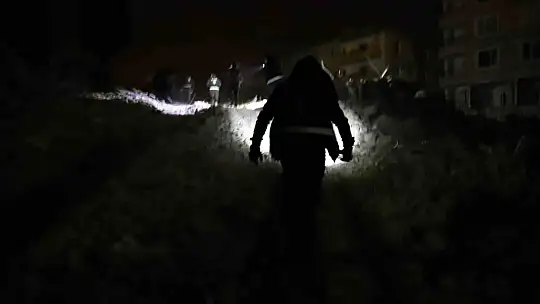Enkazdan ''çığlık geldi'' ihbarı polisleri harekete geçirdi