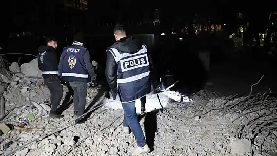 Enkazdan ''çığlık geldi'' ihbarı polisleri harekete geçirdi