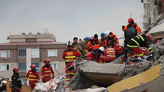 Enkazdan 106 saat sonra sağ çıkarılan Elif ilk isteği olan çantaya kavuştu
