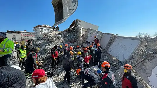 Enkazdan 129. saatte 6 kişi kurtarıldı