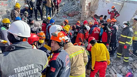 Enkazdan 129. saatte 6 kişi kurtarıldı